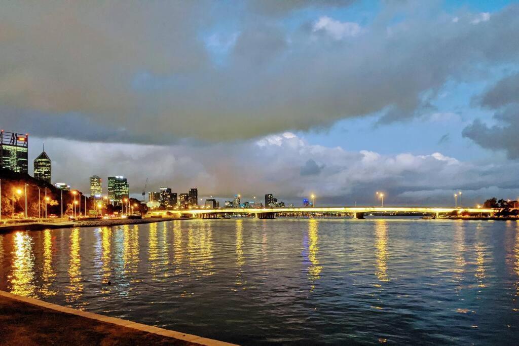 City & Lakeside With Free Parking, Pool And 10 Mins Walk Into The City Perth Exteriér fotografie